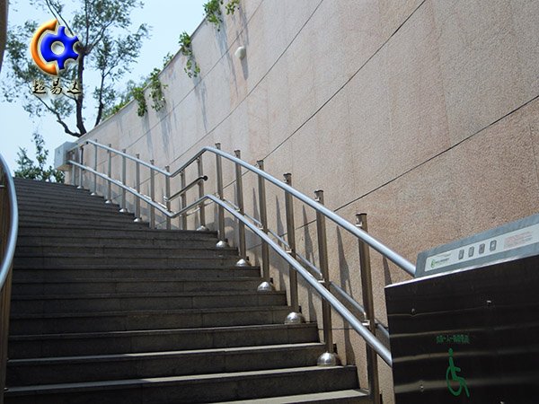 彎軌斜掛式輪椅升降平臺(tái)