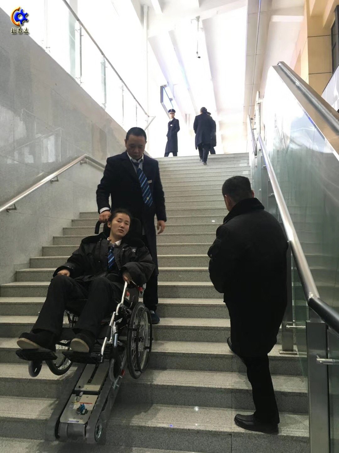 履帶式殘疾人爬樓機(jī)/